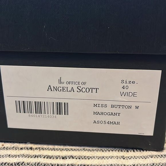 Beautiful EUC The Office of Angela Scott Heeled Oxford - Miss Button Midheel 40W - Picture 15 of 15